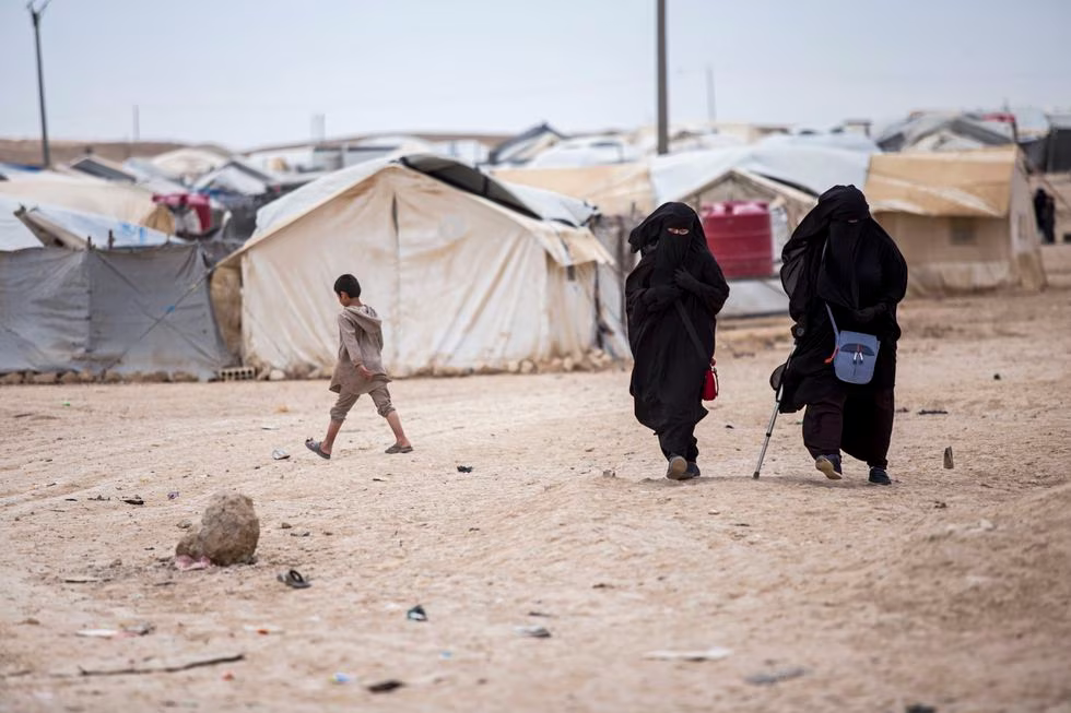 Dos mujeres en el campamento de refugiados de al-Hol que alberga a familias y simpatizantes del Estado Islámico, en la provincia de Hasakeh, Siria, en 2021.