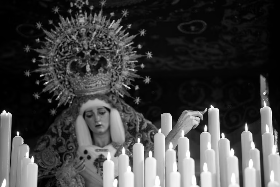 Una persona enciende una vela en Málaga, este miércoles.Daniel Pérez