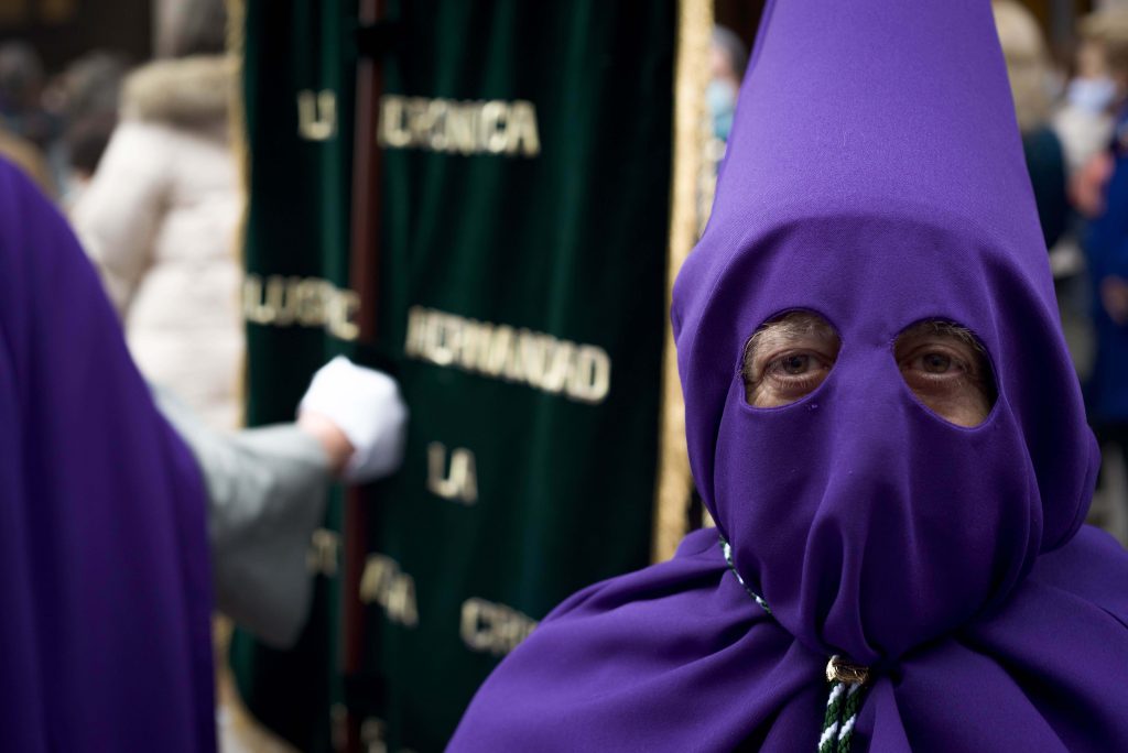 Salida de la procesión de la Hermandad de Santa Cruz, iglesia de San José (Xixón). Foto: David Aguilar Sánchez