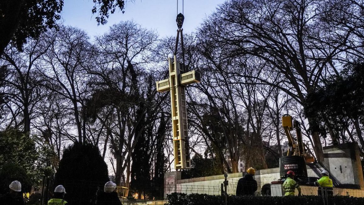 Retirada de la cruz franquista del Parque Ribalta de Castelló.