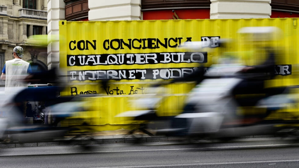 Un contenedor instalado por el grupo ecologista Greenpeace con un mensaje llamando a votar "con conciencia" y denunciando las noticias falsas y la desinformación que circulan en internet, fotografiado en Madrid el 23 de mayo de 2019 © Javier Soriano / AFP/Archivos