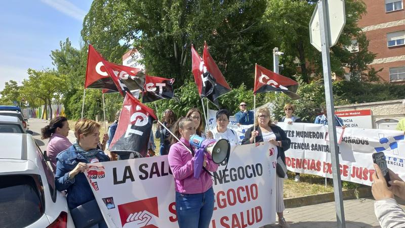 Las trabajadoras de la residencia centro Parque Coimbra de Móstoles se concentran frente a sus dependencias.