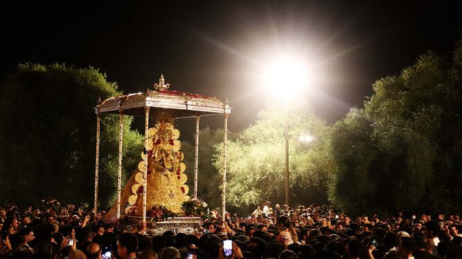 La Virgen del Rocío en su salida procesional durante Pentecostés. / ALBERTO DOMÍNGUEZ