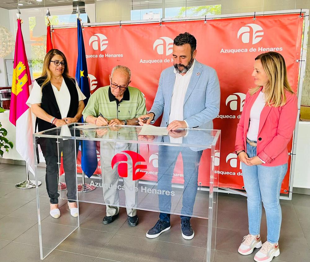 De izquierda a derecha, la concejala del área de Fiestas, el presidente de la Hermandad, el alcalde y la concejala de Igualdad