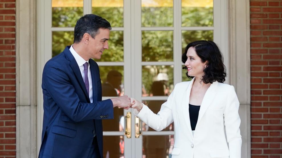 Pedro Sánchez e Isabel Díaz Ayuso a las puertas de Moncloa en una imagen de archivo.C.M.