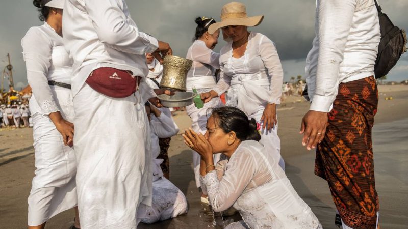 Ritual hindú en Indonesia. (Getty/Agung Parameswara)