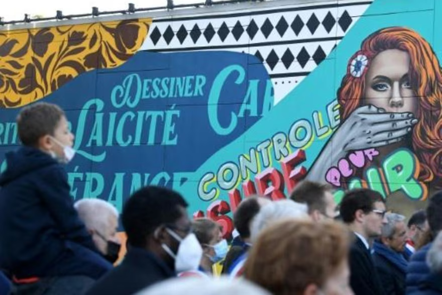 Una ceremonia de tributo al profesor Samuel Paty en Eragny-sur-Oise, al noroeste de París, el 16 de octubre de 2021, al cumplirse un año de su asesinato afp_tickers