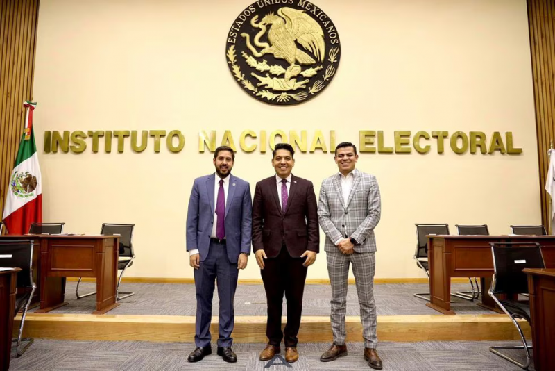 Hamlet García Almaguer, Emmanuel Reyes Carmona y Favio Castellanos Polanco en la sede del INE, el 28 de abril de 2023.EmmanuelReyesC (Facebook)