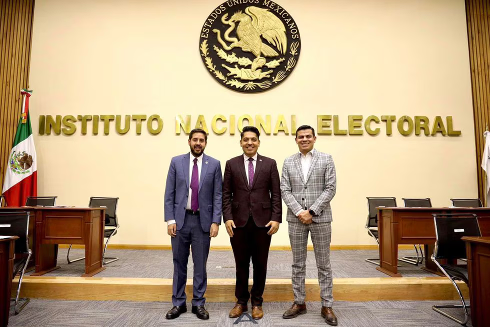 Hamlet García Almaguer, Emmanuel Reyes Carmona y Favio Castellanos Polanco en la sede del INE, el 28 de abril de 2023.EmmanuelReyesC (Facebook)