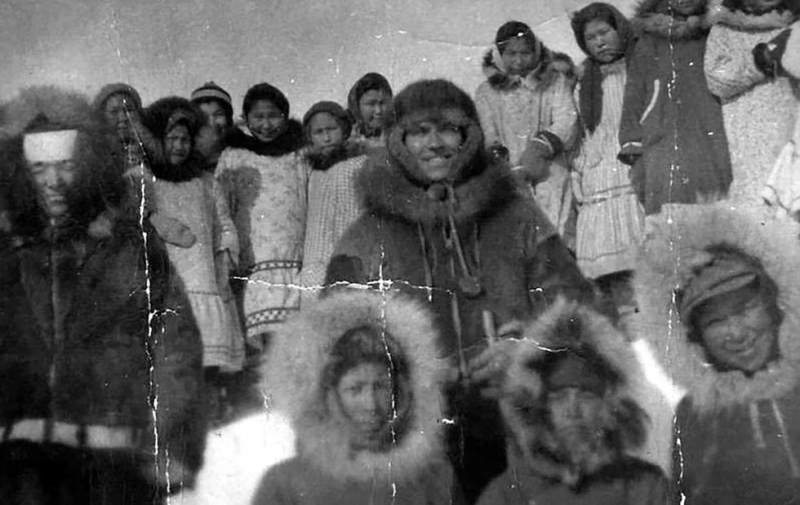El jesuita español Segundo Llorente, en el centro, con miembros de una comunidad indígena en Alaska, donde fue uno de los primeros evangelizadores en los años treinta y fue acusado años después de abuso de menores.