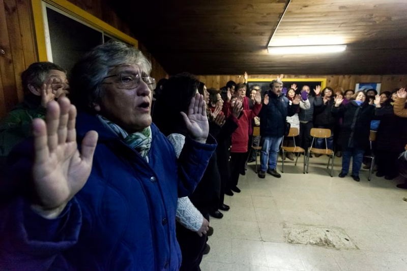 Un grupo de feligreses rezan en un centro comunitario en Osorno.Fernando Lavoz (NurPhoto via Getty Images)