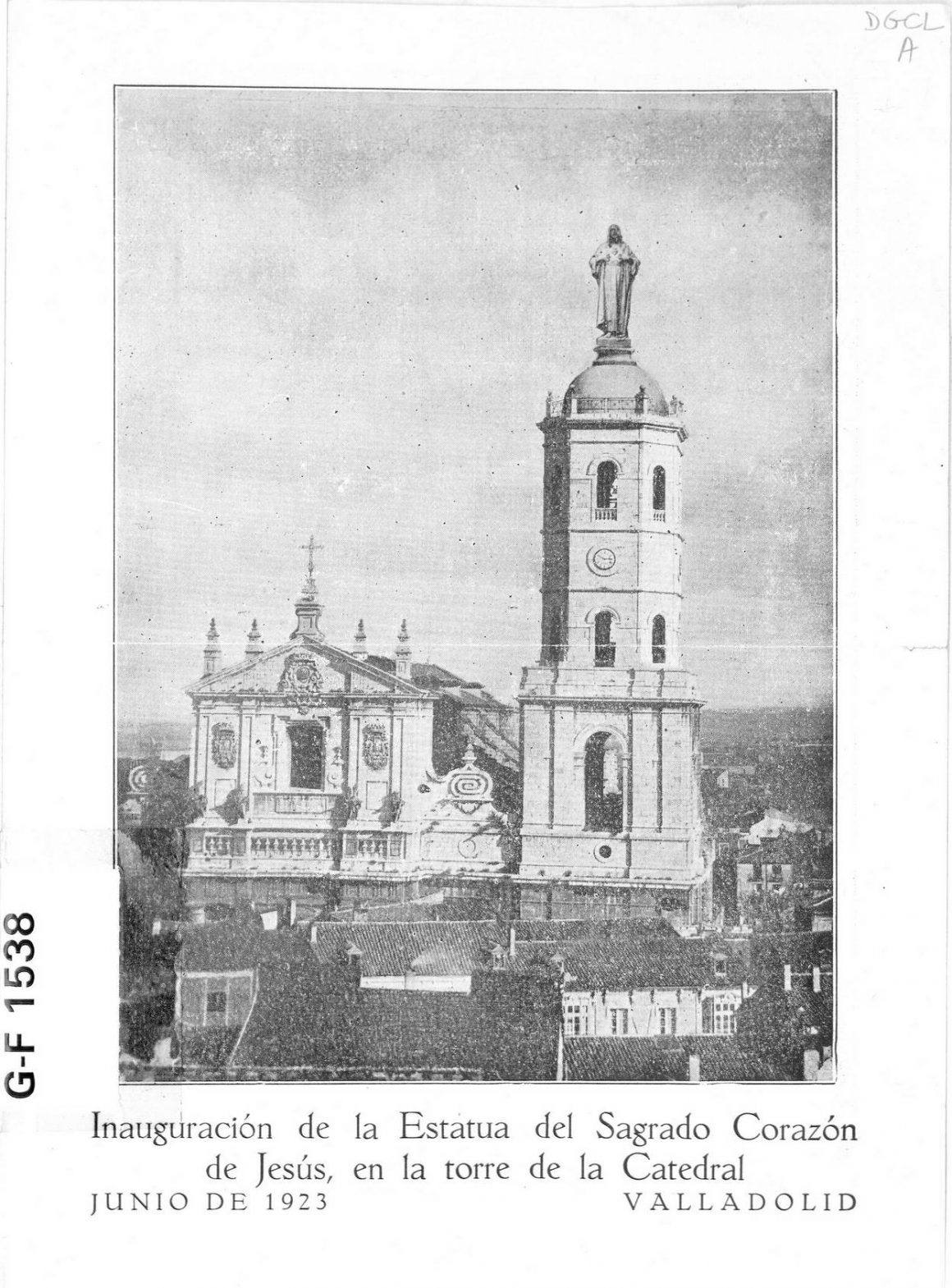 estatua del sagrado corazón en la torre de la catedral de valladolid