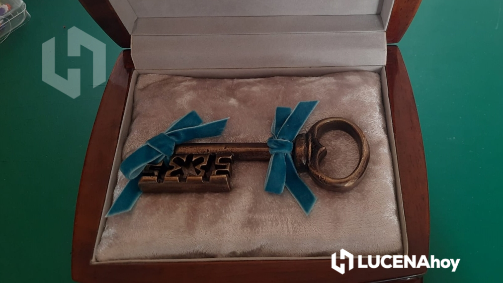 "Llave de la Ciudad", que simbólicamente otorga el pleno del Ayuntamiento de Lucena a la Virgen de Araceli