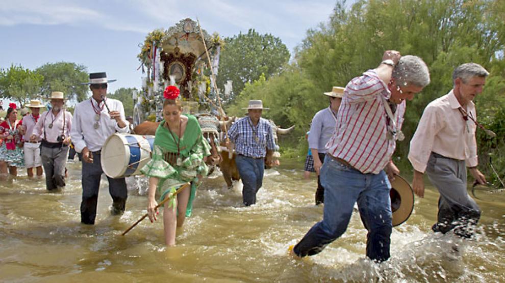 Rocieros atravesando el vado del río Quema.EFE