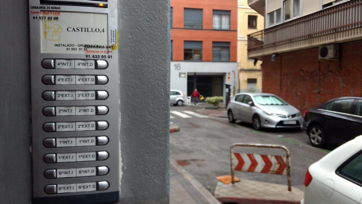 Portal de entrada a Castillo 4, uno de los edificios vendidos por Fusara | SOMOS CHAMBERÍ Diego Casado