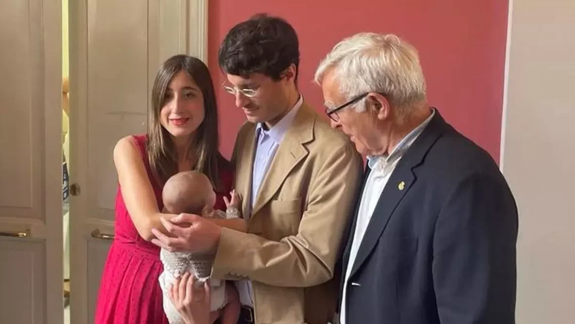 Andreu Soler y Candela Perpiñá con Roc en brazos, junto al alcalde de València, Joan Ribó.