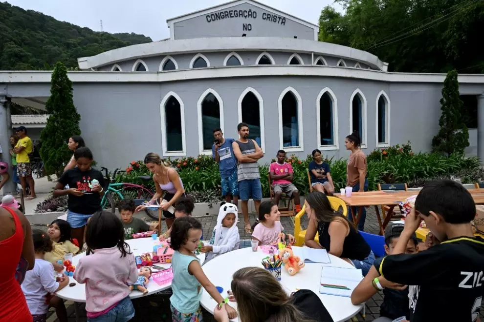 Los niños son atendidos en una iglesia evangélica en el distrito de Juquehy en Sao Sebastiao, estado de Sao Paulo, Brasil, a 20 de febrero de 2023. — Nelson Almeida / AFP