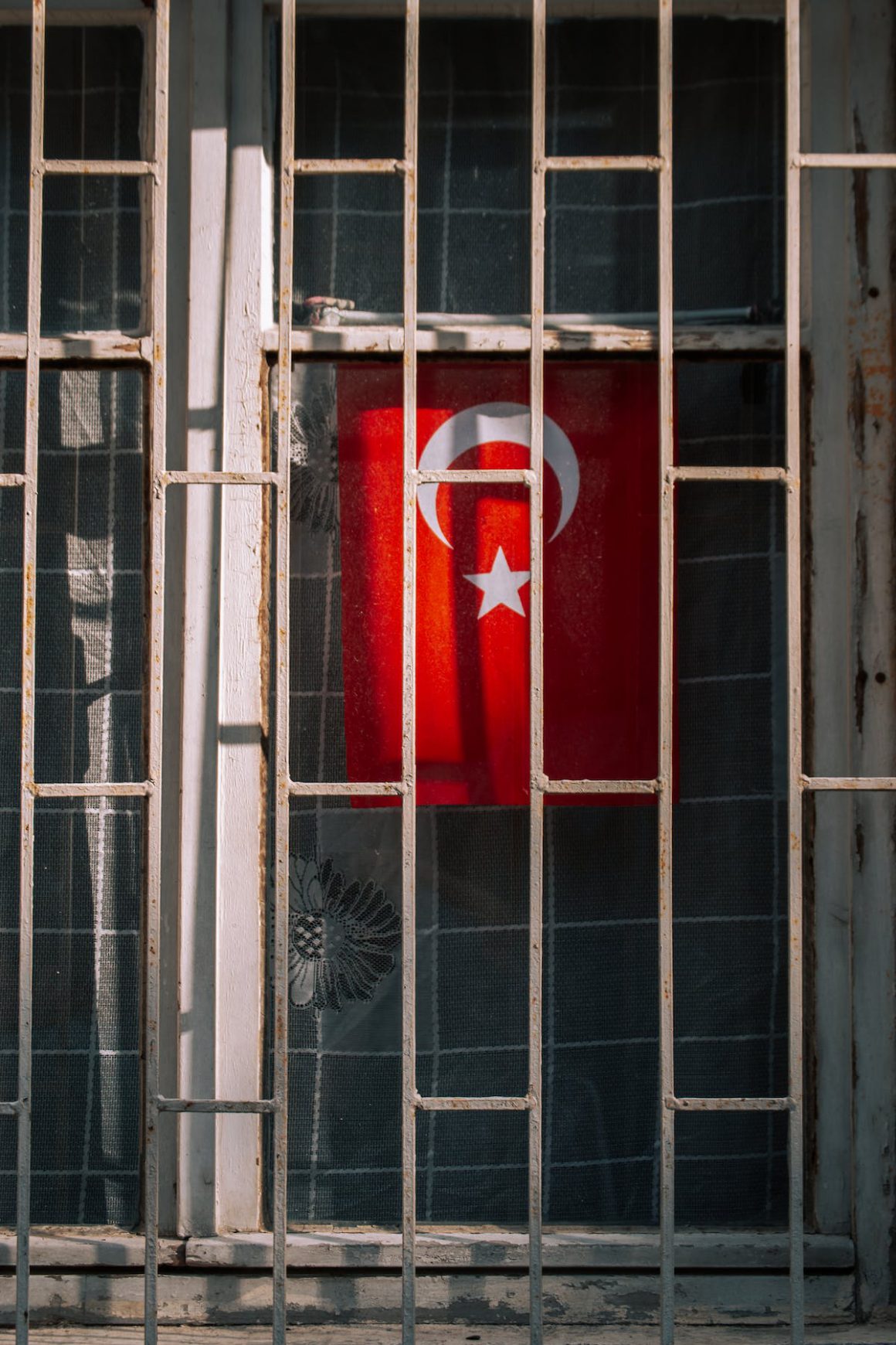 imagen referencial de una bandera turca tras una reja