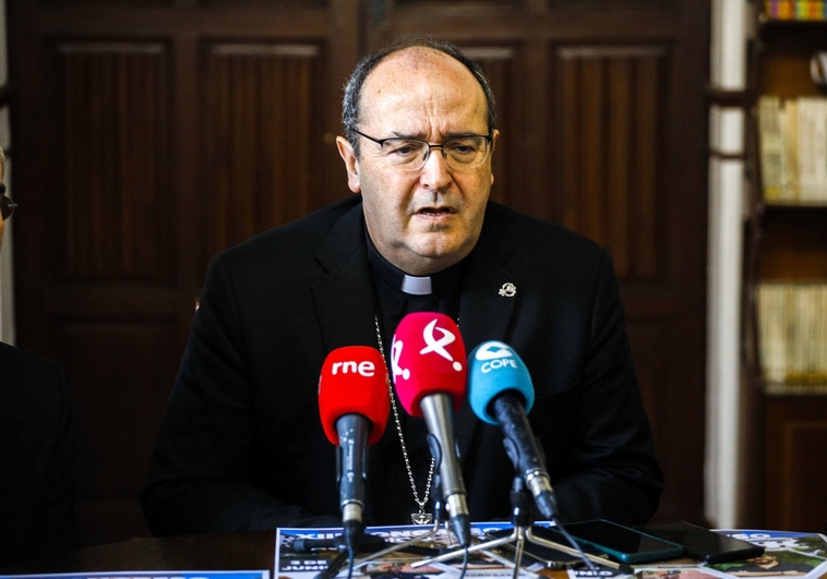 Jesús Pulido, obispo de Coria-Cáceres, esta mañana durante su encuentro con los periodistas. ARMANDO MÉNDEZ