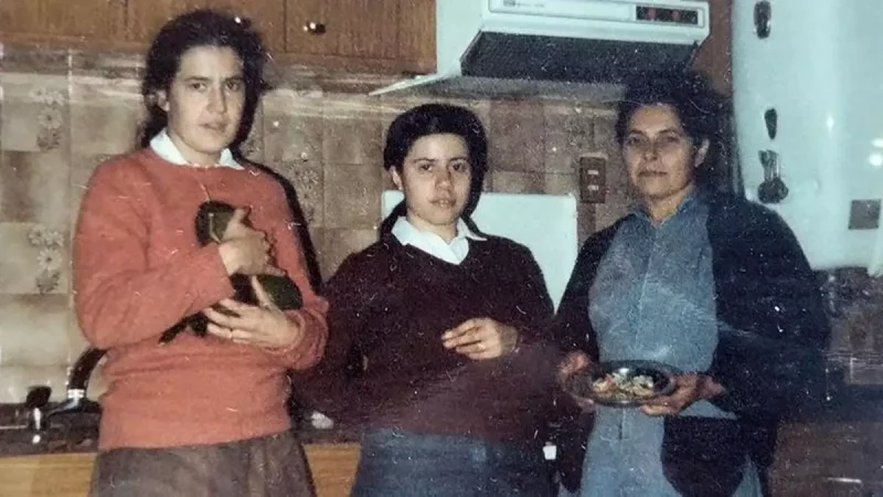 En una visita a su familia, acompañada por una numeraria. Nunca la dejaban a solas, ni con sus padres. Paula Bistagnino