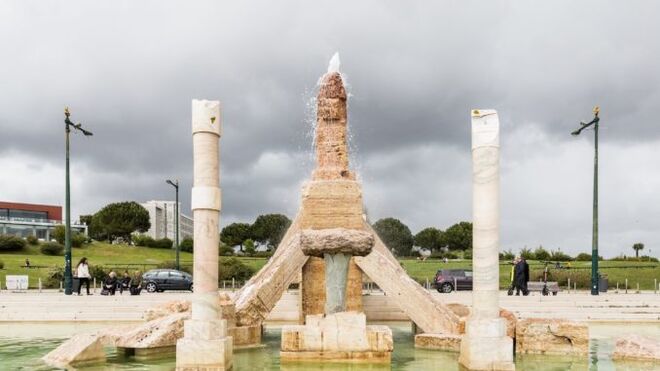 escultura de forma fálica que desmontan en el parque de Lisboa donde hablará el Papa