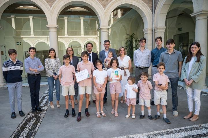 La familia Cuevas Benítez al completo, junto a Antonio Granados y Matilde Ortiz. junta de andalucía