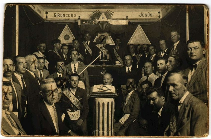 Grupo de la logia ‘Germinal 96’ de San Roque (Cádiz). Los que aparecen señalados con una equis en la cara habían sido fusilados. (Imagen tomada del diario Público)