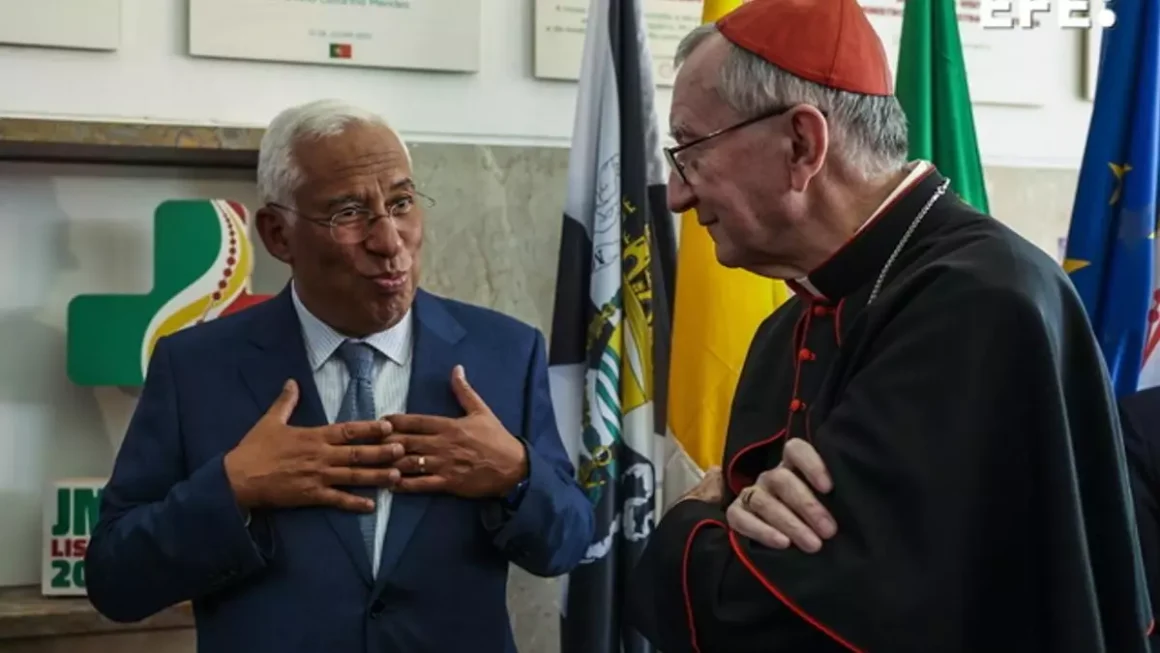 El primer ministro luso, António Costa (i), y el secretario de Estado del Vaticano, Pietro Parolin (d) hablan sobre la organización de las JMJ de LIsboa. EFE/EPA/TIAGO PETINGA