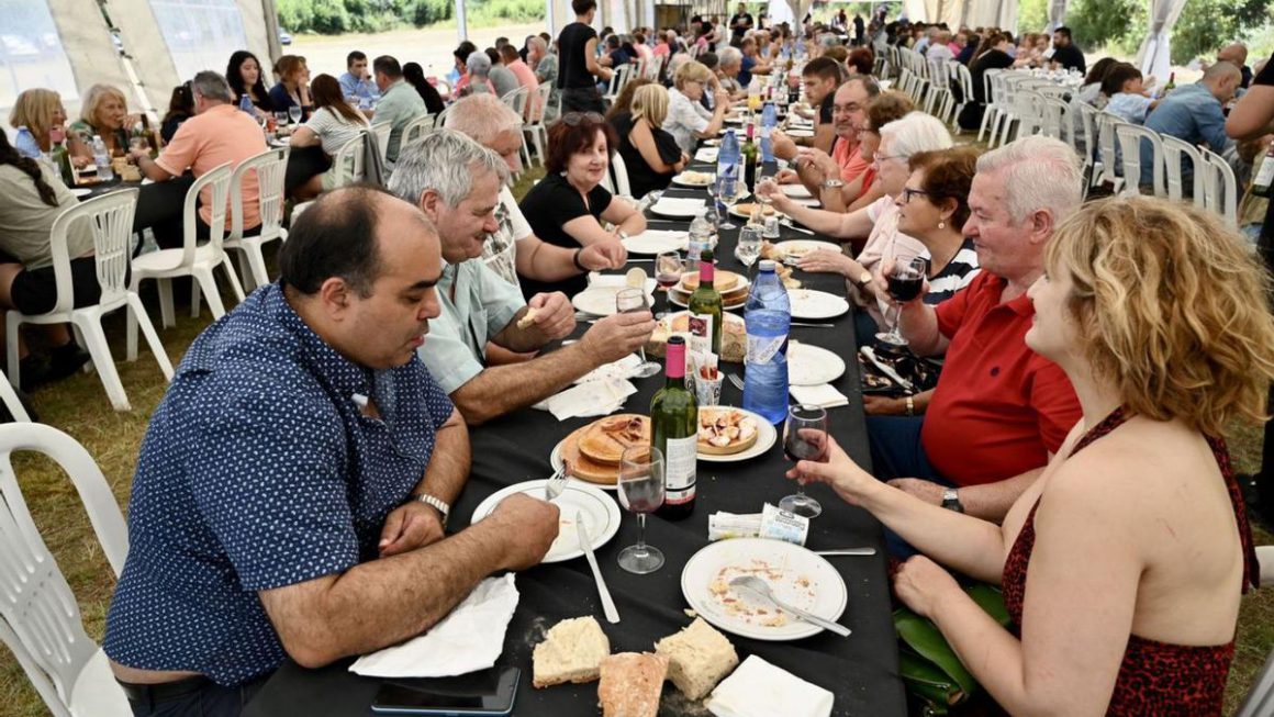 Comida de confraternidad celebrada en el terreno del antiguo campo de tiro de Salcedo. | // RAFA VÁZQUEZ