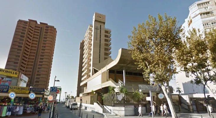 Edificio adyacente a la Parroquia de Nuestra Señora del Carmen (Benidorm, Alicante) | Foto: vía Google Maps