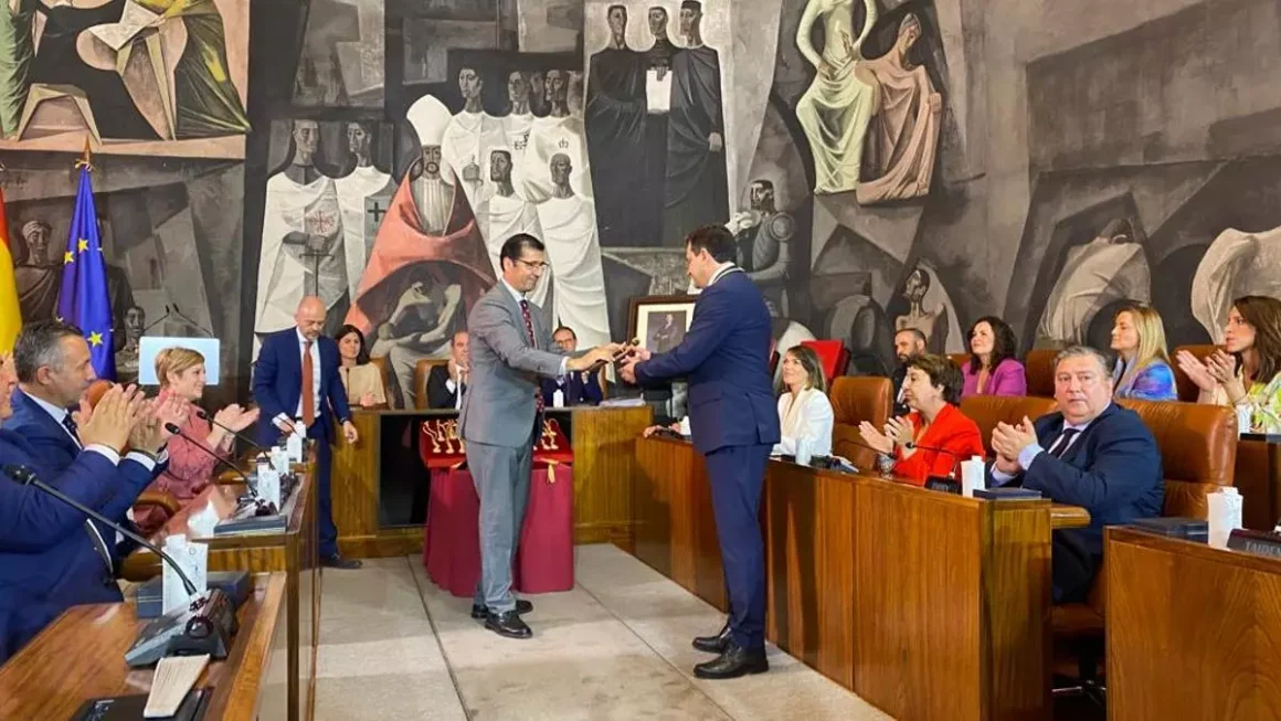 José Manuel Caballero (PSOE) entrega el bastón de mando de la Diputación de Ciudad Real a Miguel Ángel Valverde (PP) que gobernará con Vox Foto: PSOE Ciudad Real