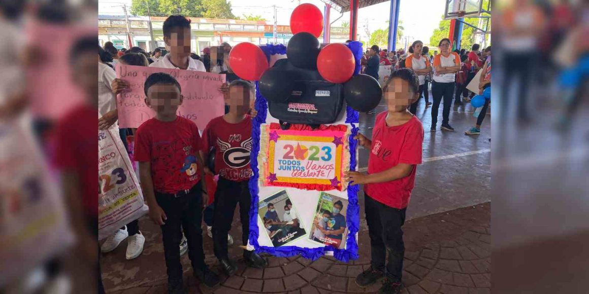 Durante el desfile, además de portar mensajes políticos, algunos niños y niñas fueron vestidos con los colores alusivos al partido sandinista.
