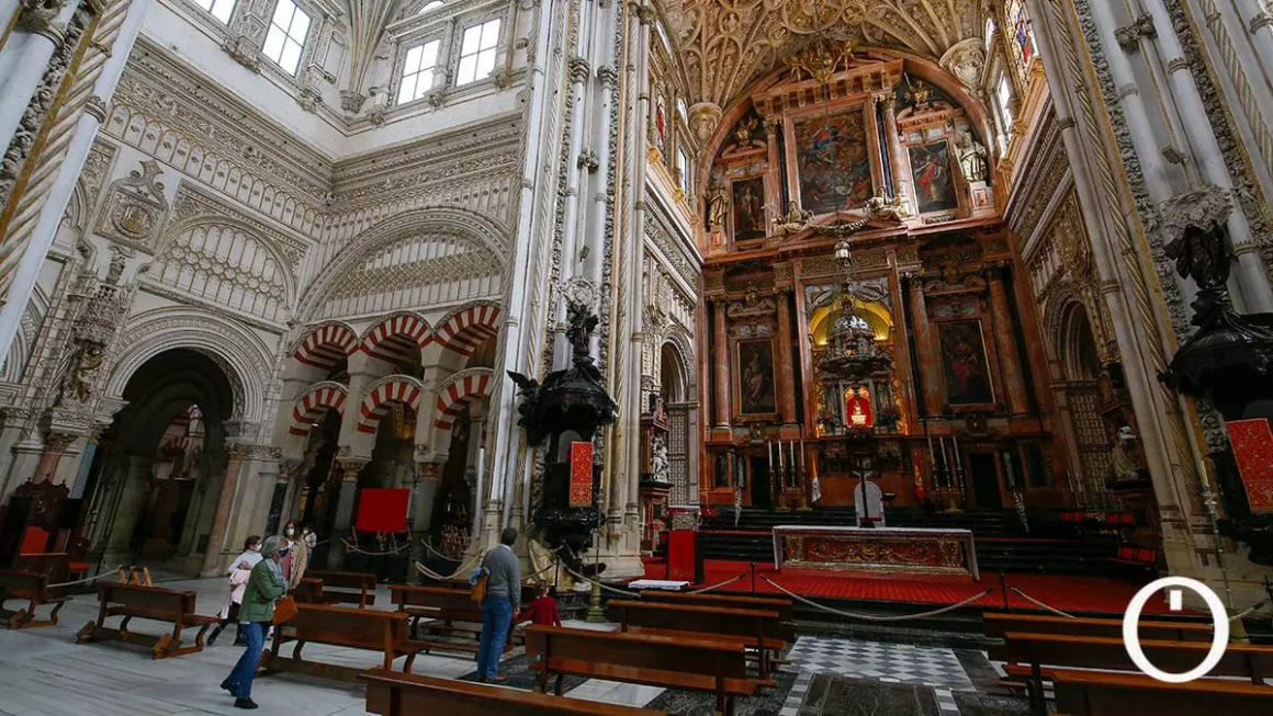 Interior de la Mezquita-Catedral de Córdoba.