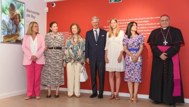 La reina Sofía y otras autoridades, nacionales e internacionales, en la bendición del "Memorial Rey Balduino" del Arzobispo de Granada