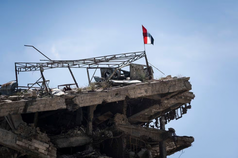 Ruinas del hospital Ibn Sena coronado por la bandera iraquí, en el centro de Mosul. Es el símbolo de nueve meses de batalla para liberar la ciudad del Estado Islámico, entre 2016 y 2017. Era el mayor centro sanitario de la capital y los terroristas lo usaron como base de operacionesGianluca Battista