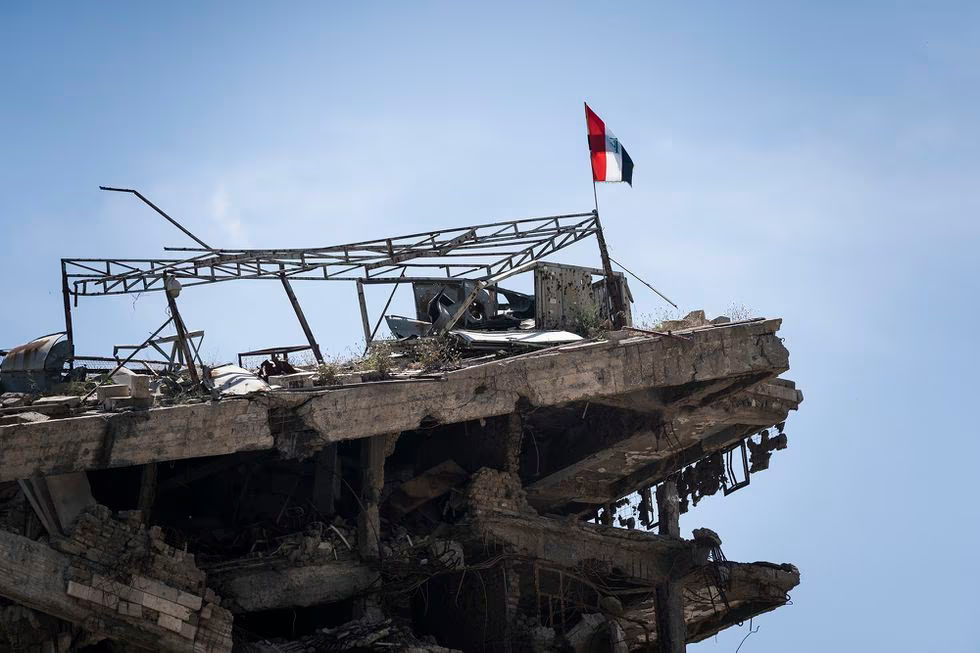 Ruinas del hospital Ibn Sena coronado por la bandera iraquí, en el centro de Mosul. Es el símbolo de nueve meses de batalla para liberar la ciudad del Estado Islámico, entre 2016 y 2017. Era el mayor centro sanitario de la capital y los terroristas lo usaron como base de operacionesGianluca Battista