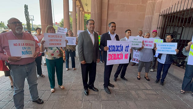Con frases como: “respeto a la libertad de conciencia”, “la fuerza de la sociedad es la familia tradicional” y “no a la ideología en los niños”, las personas se manifestaron frente al Congreso del Estado.
