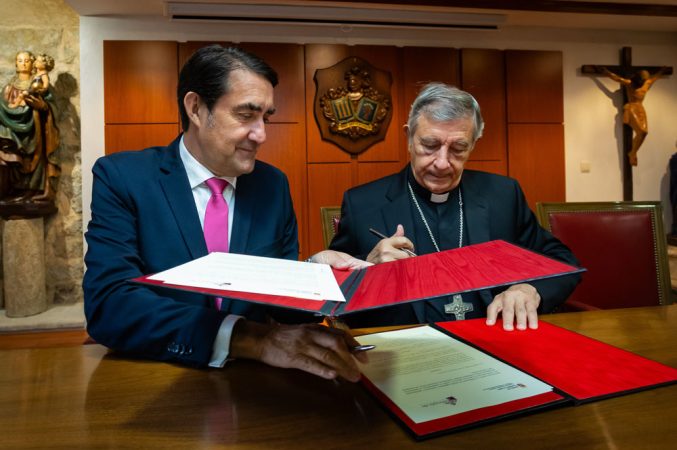 Vicente / ICAL . El consejero de Medio Ambiente, Vivienda y Ordenación del Territorio, Juan Carlos Suárez-Quiñones, firma con el obispo de Ciudad Rodrigo y Salamanca, José Luis Retana.