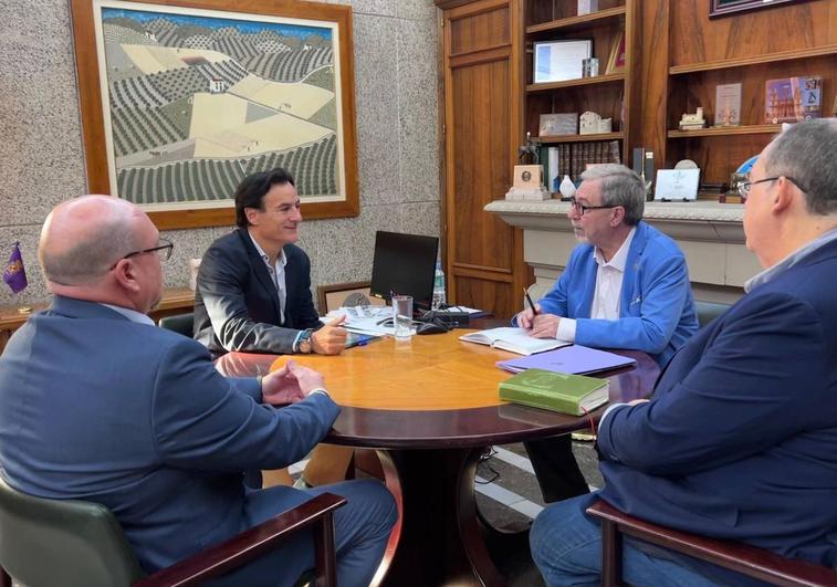 Reunión entre representantes de la Agrupación de Cofradías y el alcalde, Agustín González. IDEAL