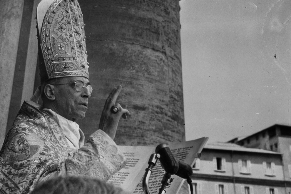 El Papa Pio XII durante una misa en el Vaticano. AFP/Archivo.