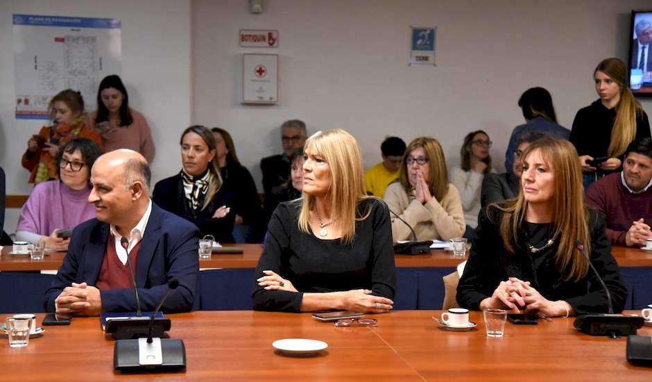 Los tres evangélicos invitados al acto: Raquel Marcela Viglione y Renata Viglione (Ekklesia), con Jorge Gómez (Aciera)