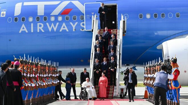 Llegada de Francisco a Mongolia . Vatican Media