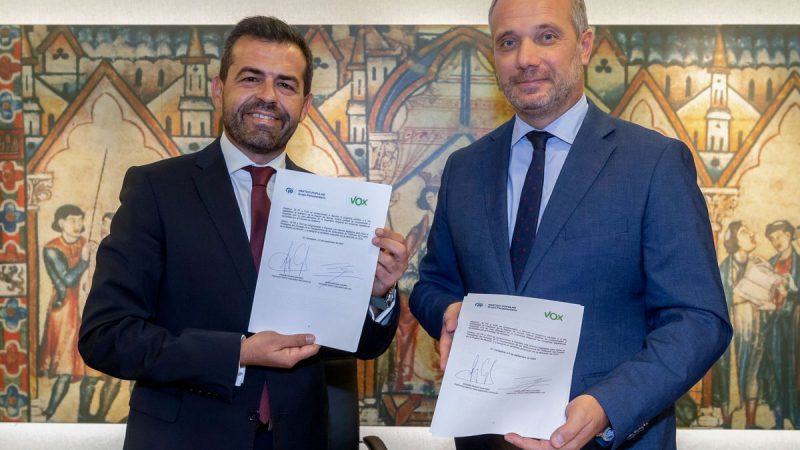 Los portavoces de Vox, Rubén Martínez, y del PP, Joaquín Segado, muestran el acuerdo de gobierno firmado este martes en la Asamblea Regional en Cartagena. Efe