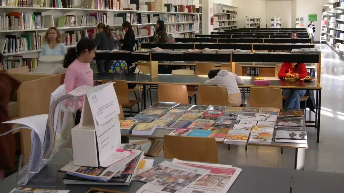 El área infantil y juvenil de la biblioteca municipal de Burriana.