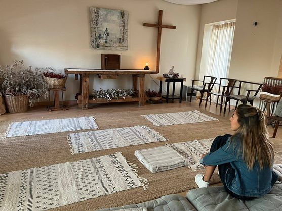 Una joven rezando en una de las capillas de la sede de Hakuna, en Las Rozas. (A.F.)