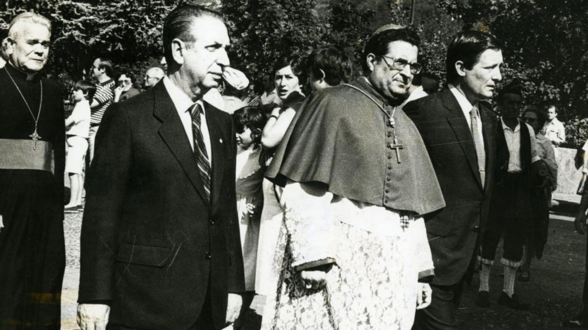 El entonces presidente asturiano Rafael Fernández, junto al arzobispo de Oviedo Gabino Díaz merchán, dos hombres de bandos distintos en la guerra, unidos por el espíritu de reconciliación durante la transición.