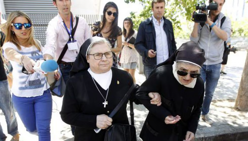 Sor Aurora Gallego a la salida del juzgado de Instrucción de Valencia donde declaró en 2015.