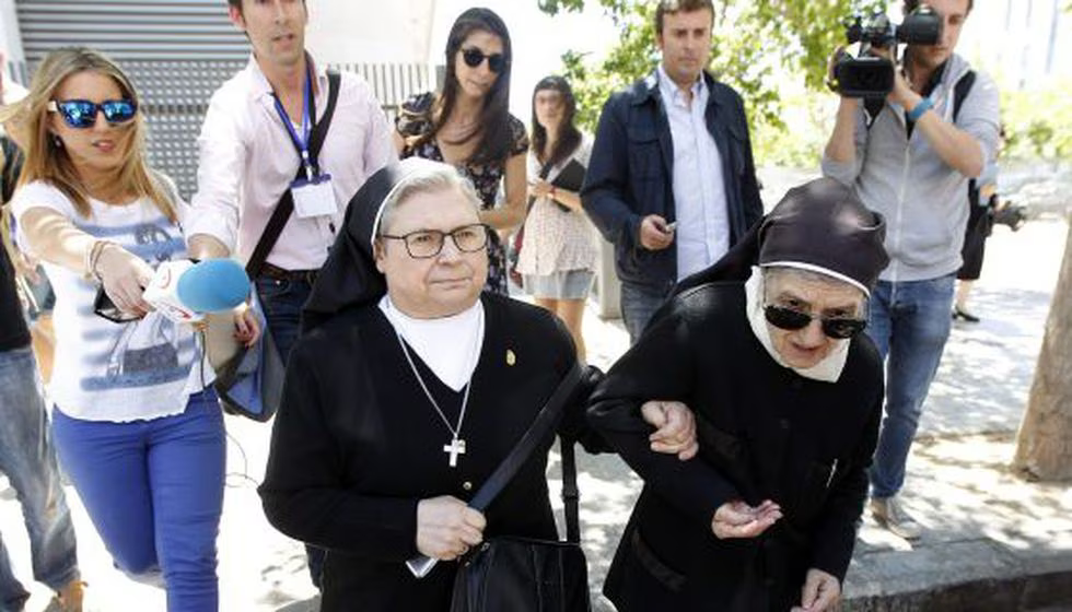 Sor Aurora Gallego a la salida del juzgado de Instrucción de Valencia donde declaró en 2015.