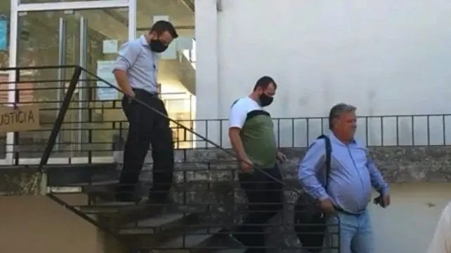 Vito Panza (izq.) y Matías Vargas (centro) al retirarse del juicio en La Paz en 2021.