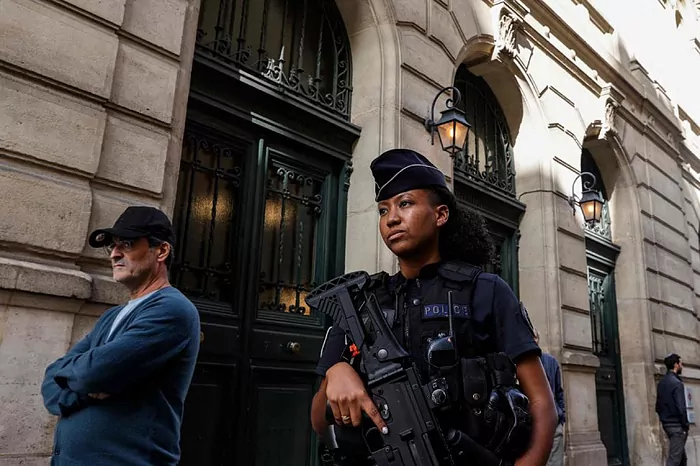 Una oficial de la Policía francesa patrulla, ayer, en las inmediaciones de una sinagoga en el centro de París.GEOFFROY VAN DER HASSELTAFP